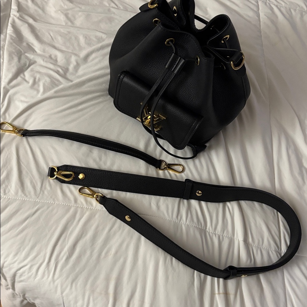 Louis Vuitton Lock Me Bucket bag - Picture 8 of 14